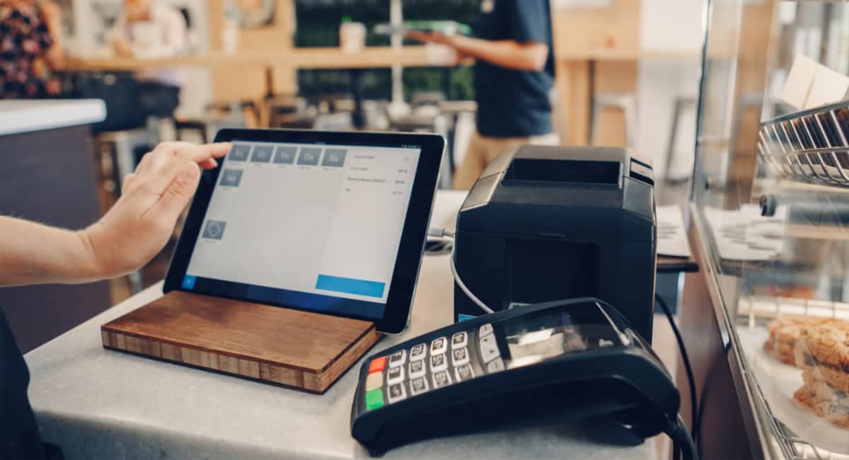 Square POS vs Shopify Comparison 2023: Choosing the right POS for your business 1 using pos